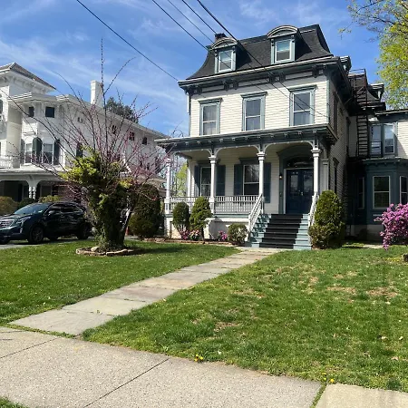 1 Bedroom Private Victorian Apt In Convenient City Location On 5 Acre, Sleeps 4